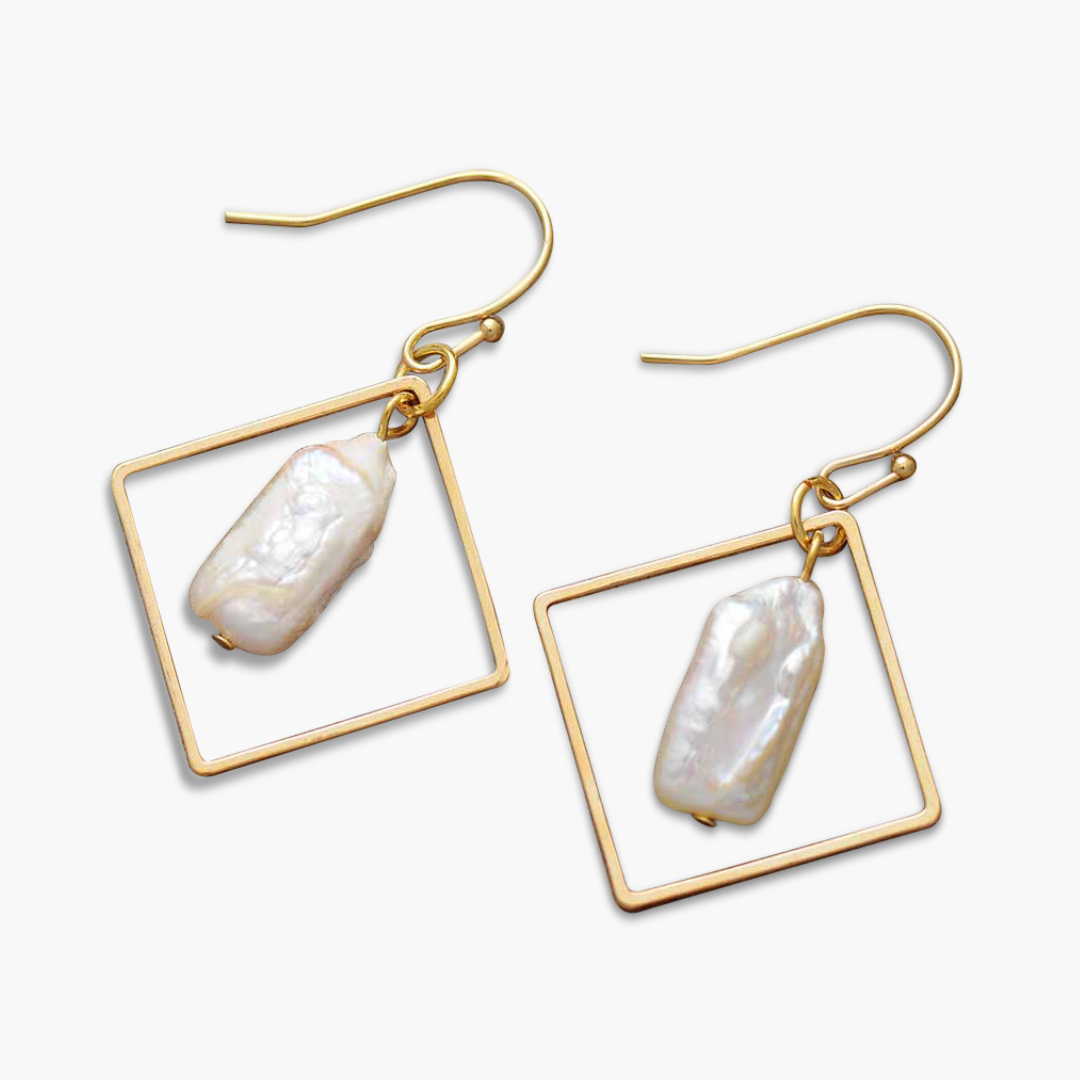 Geometric earrings made of freshwater pearls