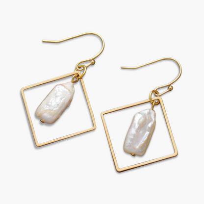 Geometric earrings made of fresh water pearls