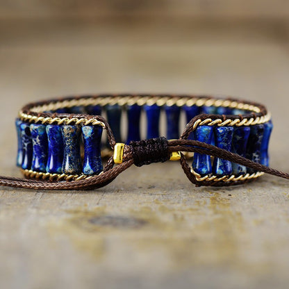 Pulsera de energía mágica hecha de jaspe azul.