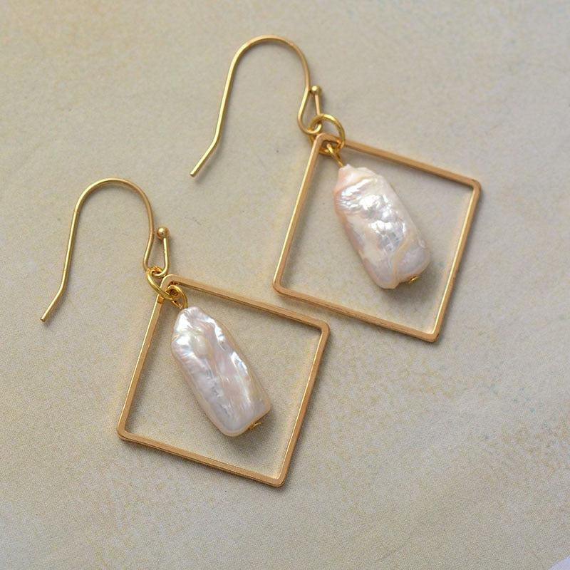 Geometric earrings made of fresh water pearls