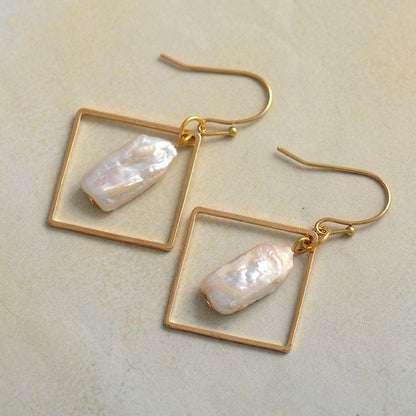 Geometric earrings made of fresh water pearls