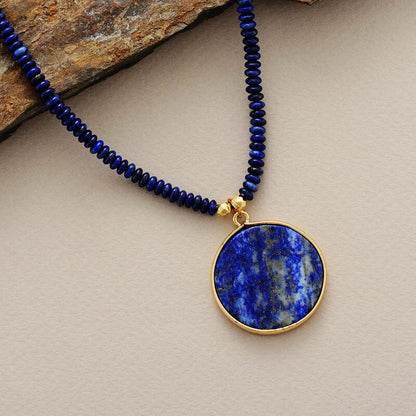 Lugnande lapis lazuli pärlhalsband